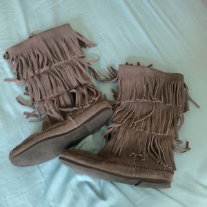 Minnetonka Gray Moccasin 3-Layer Fringe Boot Sz 8